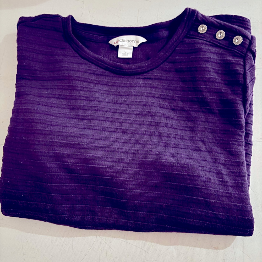Dark purple half lengthen sleeve with crystal buttons
In gently used condition